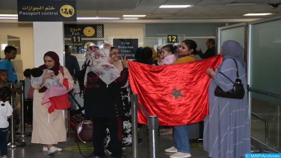 المغاربة العائدون من السودان ..امتنان كبير لجلالة الملك وفرحة عارمة بالعودة إلى أرض الوطن