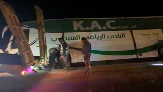 إصابة 20 لاعبا من فريق النادي القنيطري لكرة القدم إثر حادث انقلاب حافلتهم بمدخل مدينة سيدي بنور