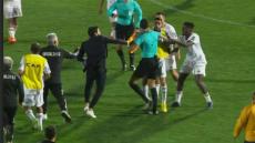 بسبب أحداث ربع نهائي “الكاف”.. إيقاف العرجون 4 مباريات!