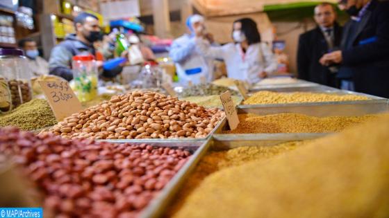 La Commission de contrôle des prix et de la concurrence de la préfecture de Salé effectue une vaste opération dans le marché de gros des céréales et légumineuses, le marché central et des commerces de gros et de détails de la ville, dans le cadre de la supervision de l'approvisionnement, de la qualité des produits et de la protection du pouvoir d'achat des citoyens, à l'approche du mois sacré de Ramadan. 24022022 – Salé