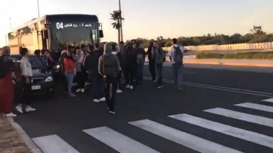 فيديو : طلبة جامعة القاضي عياض بآسفي حيحوا على قبل السيبة والارتجالية ديال طوبيسات فيكتاليا