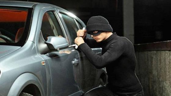 كمين لعناصر لابيجي آسفي يسفر عن توقيف متهم بسرقة العلامات المعدنية التجارية للسيارات