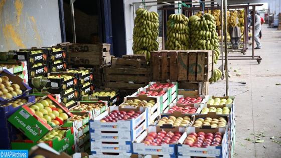 Lapprovisionnement se poursuit en matière de produits alimentaires, notamment pour les fruits et les légumes, tout en respectant les mesures préventives contre la pandémie du Covid-19. 19032020-Reportage photo-marché de gros-Casablanca