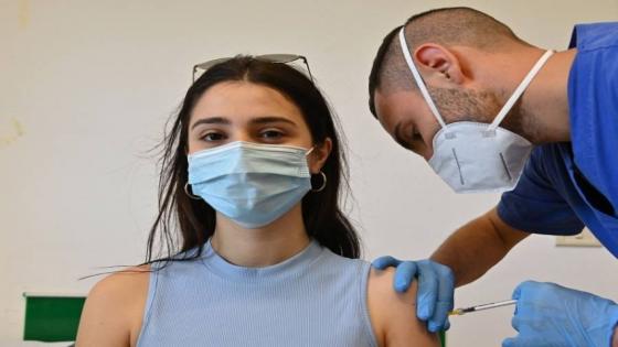 A woman is being vaccinated with the Pfizer-BioNTech vaccine at a Poliambulatorio Health Canter in the southern Italian Pelagie Island of Lampedusa on May 15, 2021. (Photo by Alberto PIZZOLI / AFP)