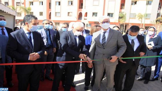 Le ministre de la Santé et de la Protection Sociale, M. Khalid Ait Taleb, accompagné, notamment du wali de la région Marrakech-Safi, gouverneur de la préfecture de Marrakech, M. Karim Kassi-Lahlou, du gouverneur de la province de Rehamna, M. Aziz Bouignane, ainsi que de la directrice régionale de la Santé Marrakech-Safi, Mme Lamia Chakiri, inaugure le Centre de Santé rural de Niveau 2. 01032022- Province de Rehamna