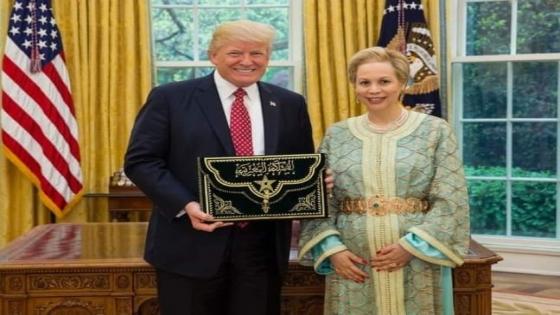ترامب يمنح الملك وسام الاستحقاق الأمريكي والملك يوشحه بالوسام المحمدي