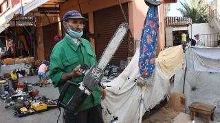 إصلاح المناشير الكهربائية المحمولة.. حرفة “الرايس عبد السلام” منذ الصغر.