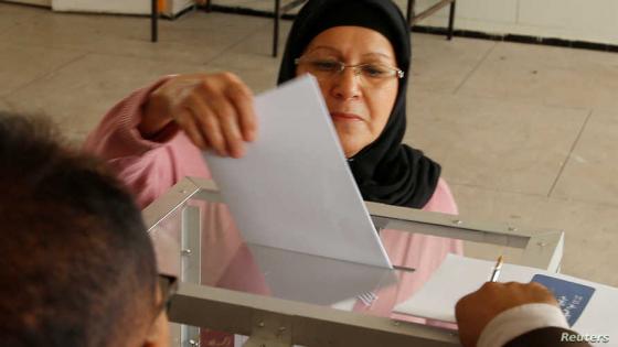 A voter casts his ballot at a polling station in Rabat, Morocco October 7, 2016. REUTERS/Youssef Boudlal