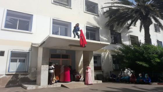 والد طفل مريض يهدد بالانتحار من فوق بناية قسم الولادة بمستشفى محمد الخامس بآسفي