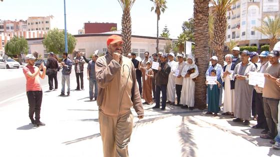 فيديو : احتجاج قدام عمالة آسفي لساكنة حي الكورس لأنه ما باغينش يفتحو ليهم المسجد