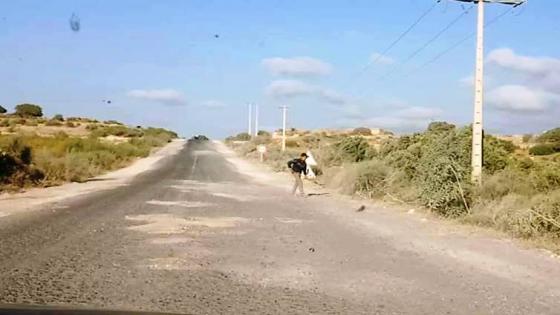 صادم وبالفيديو : جوج دراري صغار كينوبو على وزارة التجهيز في صيانة الطريق الساحلية اللي كتربط آسفي بالصويرة