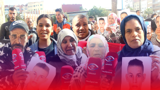 فيديو : أسر الشبان الخمسة اللي غرقو نواحي آسفي احتجوا أمام عمالة آسفي وباغين يعرفوا مصير أبناءهم