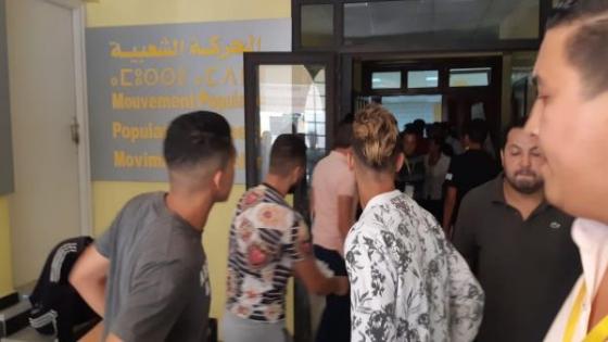 فيديو : الدراري ديال شبيبة الحركة الشعبية جراو على العنصر وقلبوها عصا بيناتهم