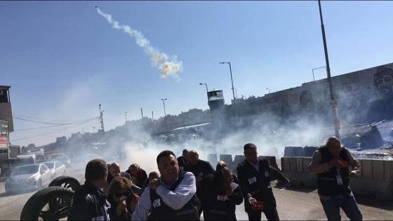 فيديو وصور : الاحتلال الاسرائيلي يهاجم بقنابل مسيلة للدموع يونس مجاهد وأعضاء اللجنة التنفيذية للفيدرالية الدولية للصحافيين