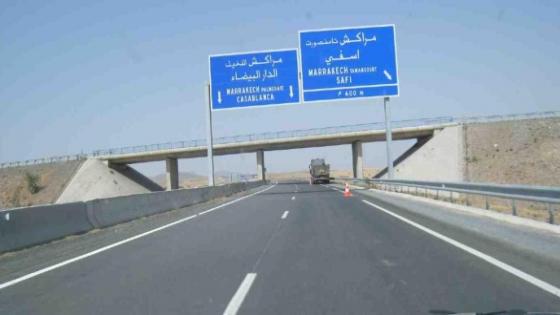 صفقة جديدة…تغيير لون علامات التشوير الطرقي بالمغرب من الأزرق إلى الأسود !