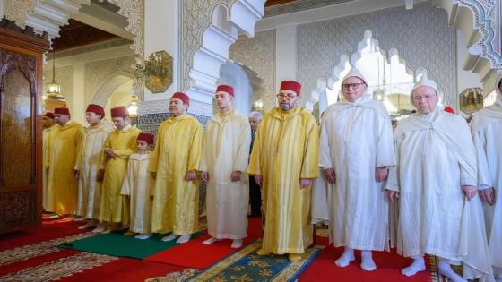 الملك محمد السادس يؤدي صلاة عيد الفطر بالرباط ويتقبل التهاني بهذه المناسبة