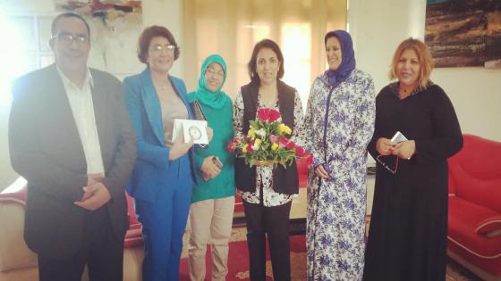 بالصور: مبادرة زوينة.. الإتحاد المغربي للجمعيات وزع الورود على نساء آسفي بعدد من الإدارات