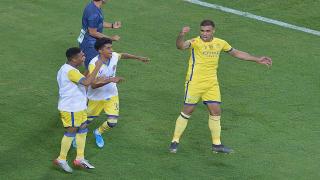 فيديو : شاهد الجلاد عبد الرزاق حمد الله يسجل هدفين في مباراة أبها والنصر