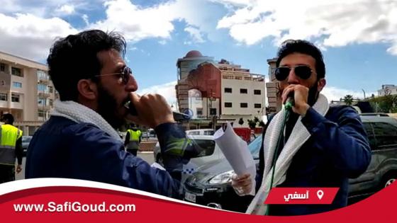 فيديو مؤثر بزاف: شاب في آسفي كيبكي وكيطلب في الناس يدخلوا لديورهم