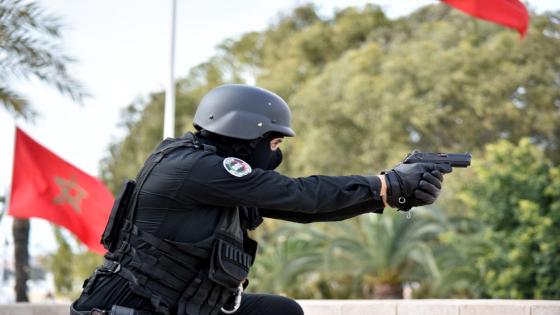 أكادير.. مفتش شرطة يضطر لاستخدام سلاحه الوظيفي لتوقيف شخص عرض سلامة والدته وموظفي الشرطة للخطر
