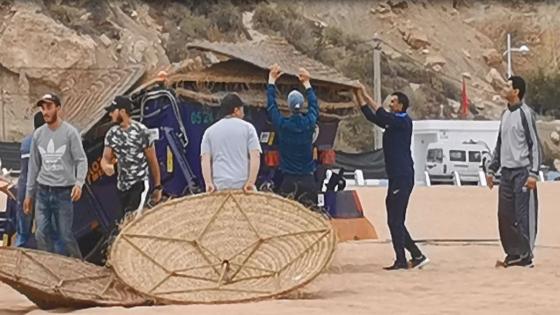فيديو : سلطات آسفي تطرد احتلال الباراسولات من الشاطئ فجر الخميس