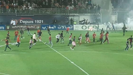 فيديو : الأمن ينقد الموقف بعد اقتحام جماهير أرضية الملعب خلال مقابلة أولمبيك آسفي والكوكب المراكشي