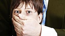 إيداع طبيب وشريكه السجن في قضية استغلال قاصرين جنسيا