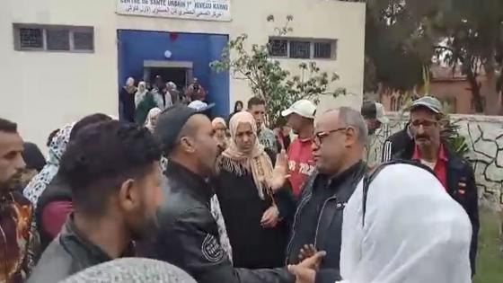 فيديو : رغم المزاوكة والبوسان… مواطنون يحاصرون بن عبد الرزق ويطردونه من صبيتار كاوكي بآسفي