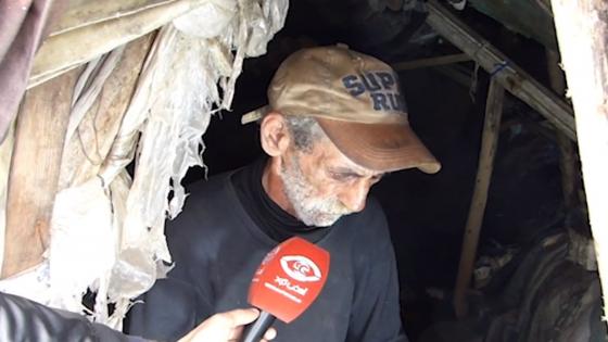 فيديو صادم ومؤثر..كيفاش كيعيش حسن وسط “عشة” مع القطط منذ ثماني سنوات في جنب البحر بآسفي