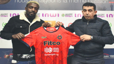 لحظة توقيع اللاعب مايي لأولمبيك آسفي وطارق مصطفى يخاطبه ” أنا عاوز مايي بتاع طنجة مش بتاع الرجاء “