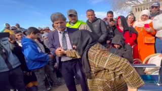 “المثير للجدل عبد السلام دخانة لي البركة ديالو كترجع ناس يوقفو على رجليهم وأكثر من 14 شخص لي اعتانقو الإسلام على يديه “