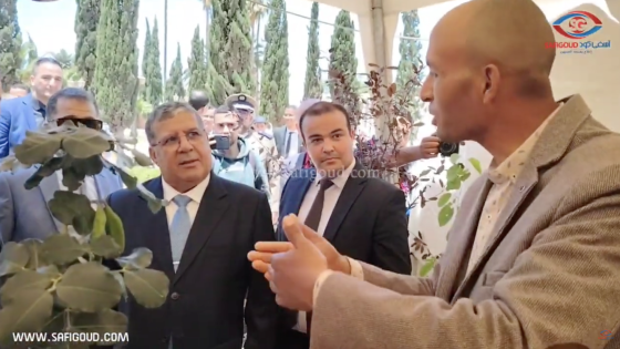 صاحب مشتل للأغراس شرح للعامل فطاح كيفاش كيغرسو شجرة الخروب وقال ليه راك خدام وعاجبنا بزاف