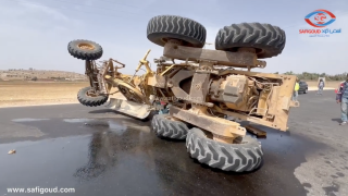 إنقلاب ألة أشغال ضخمة بمدخل آسفي يربك حركة السير بطريق بوگدرة