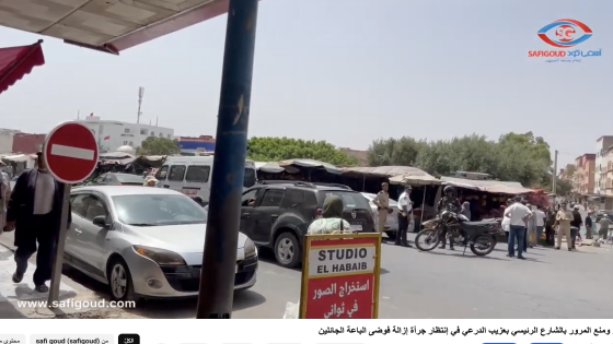 فيديو:وضع علامات تشوير ومنع المرور بالشارع الرئيسي بعزيب الدرعي في إنتظار جرأة إزالة فوضى الباعة الجائلين