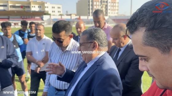 فيديو :العامل فطاح مشا عند لاعبي الأوسيس باش يحفزهم ” كنطلب منكم الروح القتالية لأنكم ماغاديش تلعبو لنفوسكم.. راه غادي تلعبو للمدينة والإقليم”