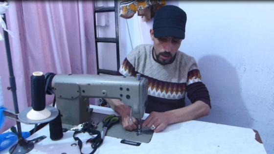 فيديو : الخياط الميلودي…أعمى بآسفي كيبهر بالخياطة ديالو وكيأمل مساعدته لتطوير مهاراته