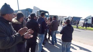 وقفة احتجاجية لأرباب وسائقي شاحنات النقل العمومي