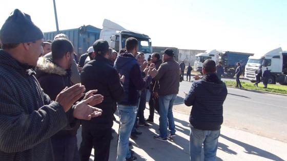 وقفة احتجاجية لأرباب وسائقي شاحنات النقل العمومي