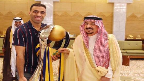 تتويج عبد الرزاق حمد الله بالحذاء الذهبي لأفضل هداف ولاعب بالدوري السعودي