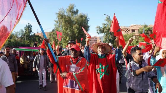بالصور: مغاربة يحتجون أمام قنصلية فرنسا بمراكش رداً على إحراق العلم الوطني بباريس !
