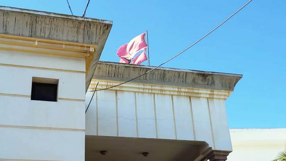 فيديو فضيحة..شوفوا كيفاش دايرة راية الوطن فوق ادارة مستشفى آسفي