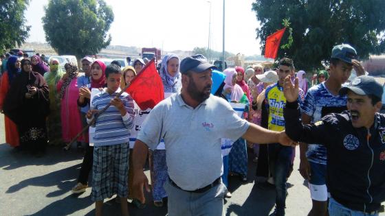 بالصوت والصورة : مواطنون يرفعون شعارات تدين العمدة البداوي وتحمله مسؤولية معاناتهم مع “خنز الزبالة”