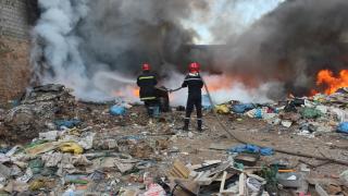 فيديو : هلع بعد نشوب حريق بمستودع متلاشيات بجوار محطة بنزين بطريق سبت جزولة مساء الأحد