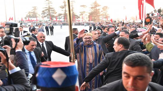 Sa Majesté le Roi Mohammed VI salue la foule lors de la visite Royale à l’ancienne médina d’Essaouira