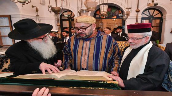 SM le Roi Mohammed VI visite «Bayt Dakira», espace de préservation de la mémoire judéo-marocaine à Essaouira