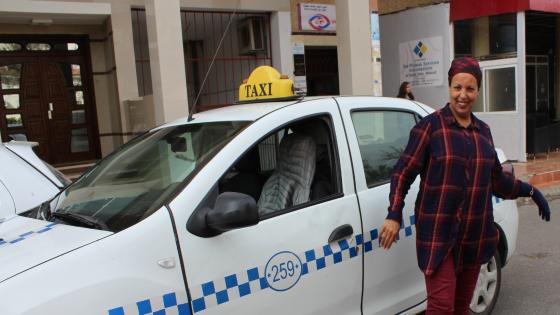 فيديو : يوم مع رشيدة…أول سائقة طاكسي صغير بآسفي وامرأة بألف رجل