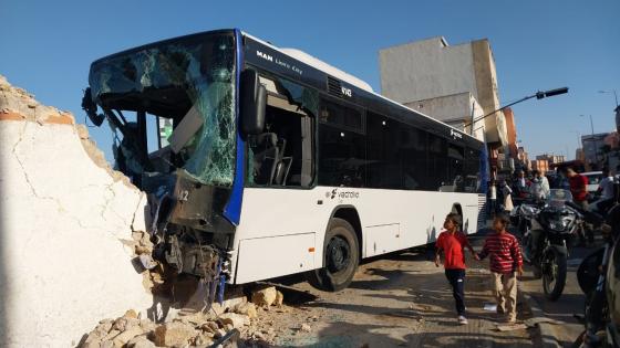 عاجل وبالفيديو: عشرات الاصابات بعد اصطدام حافلة للنقل الحضري بآسفي بسور مؤسسة تعليمية