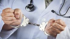 اعتقال ممرض متقاعد أجرى عملية جراحية لبثر ساق شخص يعاني من مرض مزمن داخل منزله