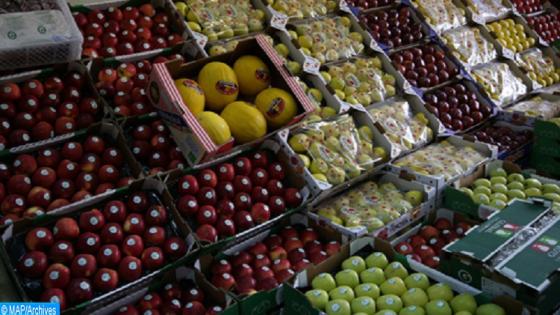 Lapprovisionnement se poursuit en matière de produits alimentaires, notamment pour les fruits et les légumes, tout en respectant les mesures préventives contre la pandémie du Covid-19. 19032020-Reportage photo-marché de gros-Casablanca