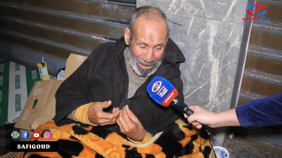 صدمة كبيرة..”ظلم ذوي القربى” مسن يفترش الأرض ويشكو بطش عائلته وتنكرهم له